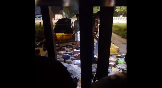 一高校称受黑恶势力干扰？学生取快递比取经还难！每件多花三五元，排队至少1小时