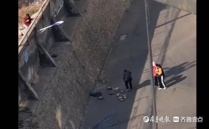 一高校称受黑恶势力干扰？学生取快递比取经还难！每件多花三五元，排队至少1小时