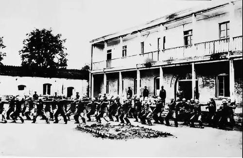 1950年，山东一犯人被接到北京，随后就成国家干部，他是谁？