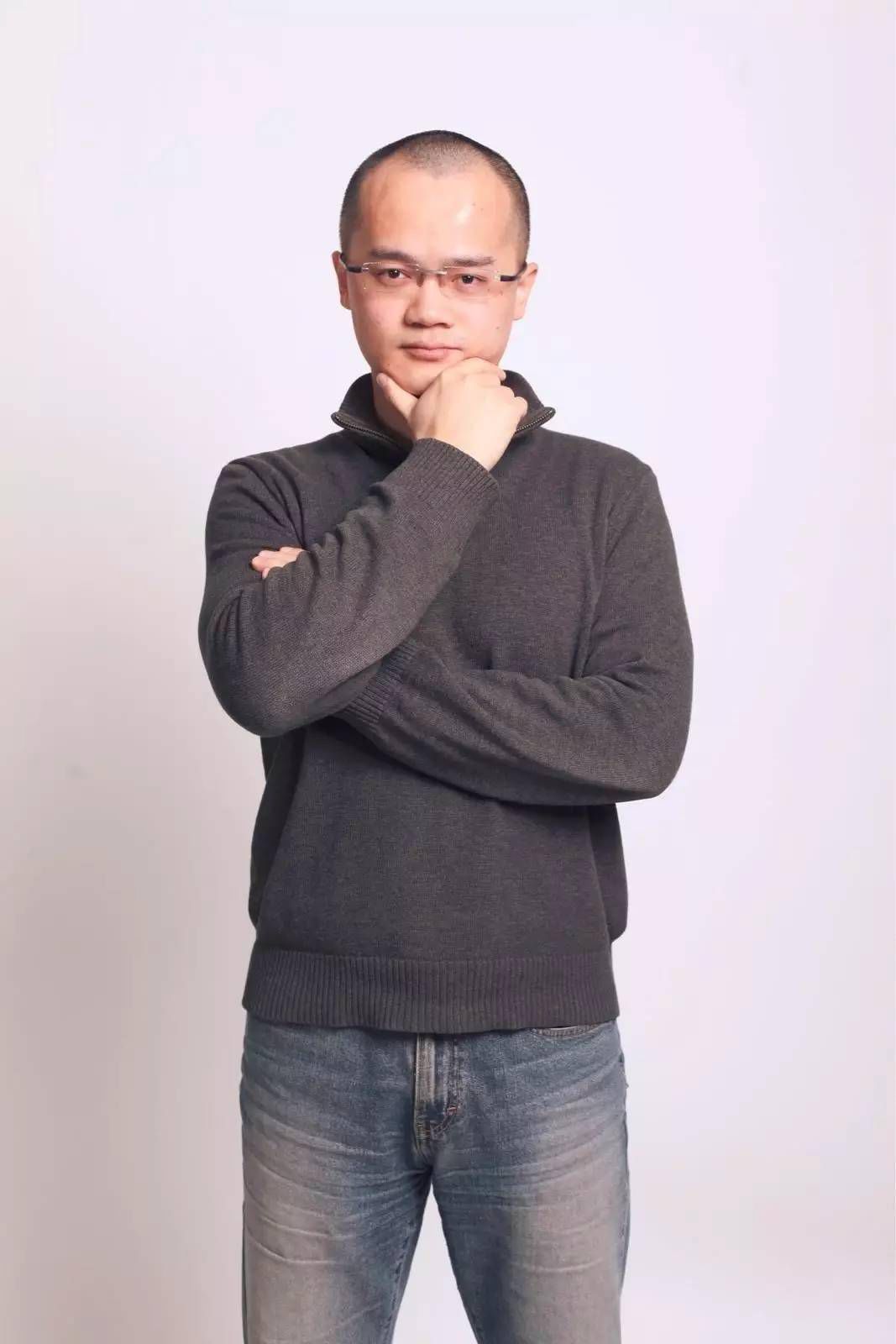 第一个拍下巴菲特午餐的华人是谁吗?是OPPO/vivo的幕后老板,小霸王和步步高的创始人段永平。 第一个拍下巴菲特午餐的华人是谁吗?是OPPO/vivo的幕后老板,小霸王和步步高的创始人段永平。