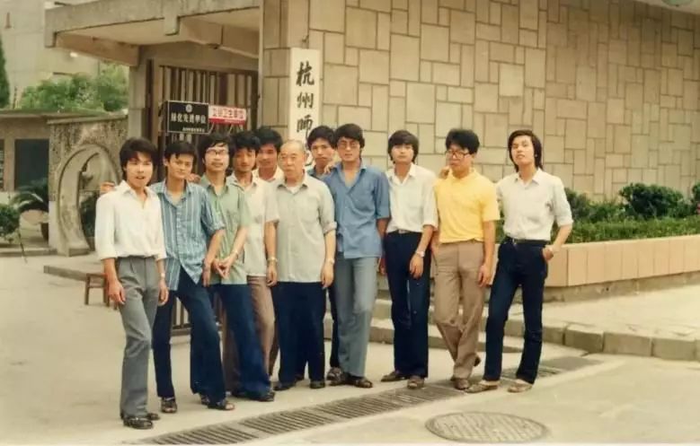 第一个拍下巴菲特午餐的华人是谁吗?是OPPO/vivo的幕后老板,小霸王和步步高的创始人段永平。 第一个拍下巴菲特午餐的华人是谁吗?是OPPO/vivo的幕后老板,小霸王和步步高的创始人段永平。