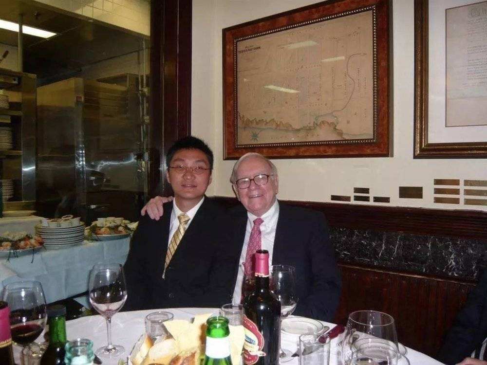 第一个拍下巴菲特午餐的华人是谁吗？是OPPO/vivo的幕后老板，小霸王和步步高的创始人段永平。